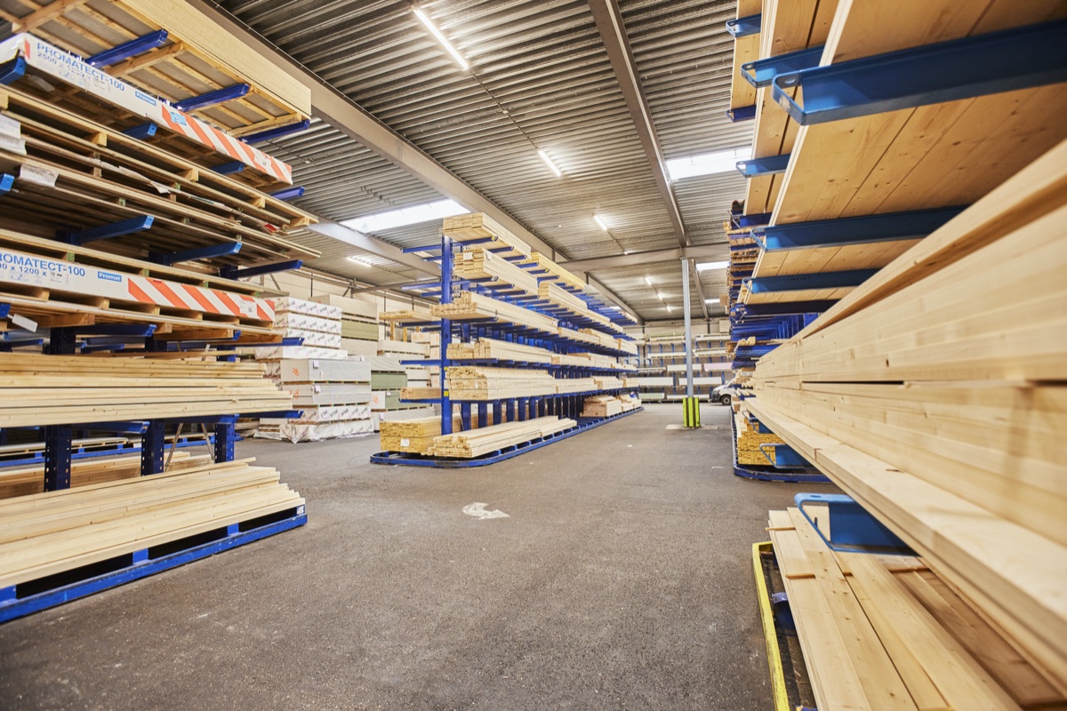 Houtvoorraad in de stellingen van het Miedema-magazijn